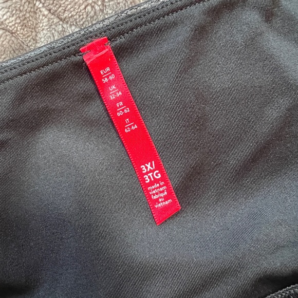 SPANX - Faux leather black leggings size 3x - Picture 2 of 3